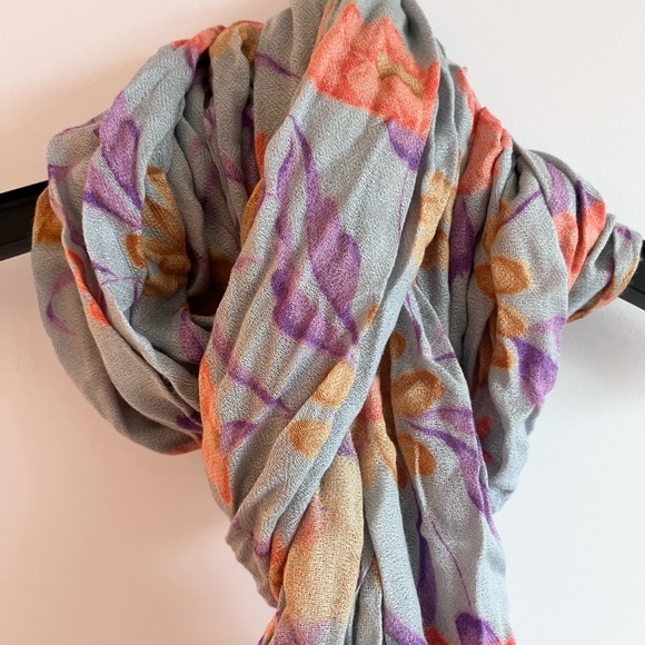 100% WOOL SPRING WEIGHT FLORAL SCARF - Picture 8 of 12